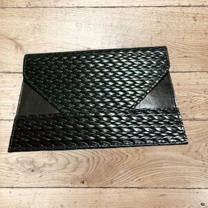 Raika leather pouch in woven + smooth leather